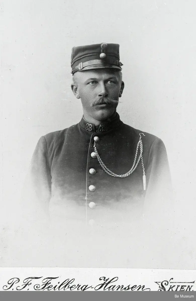 Portrettfoto av Olav Lien i uniform