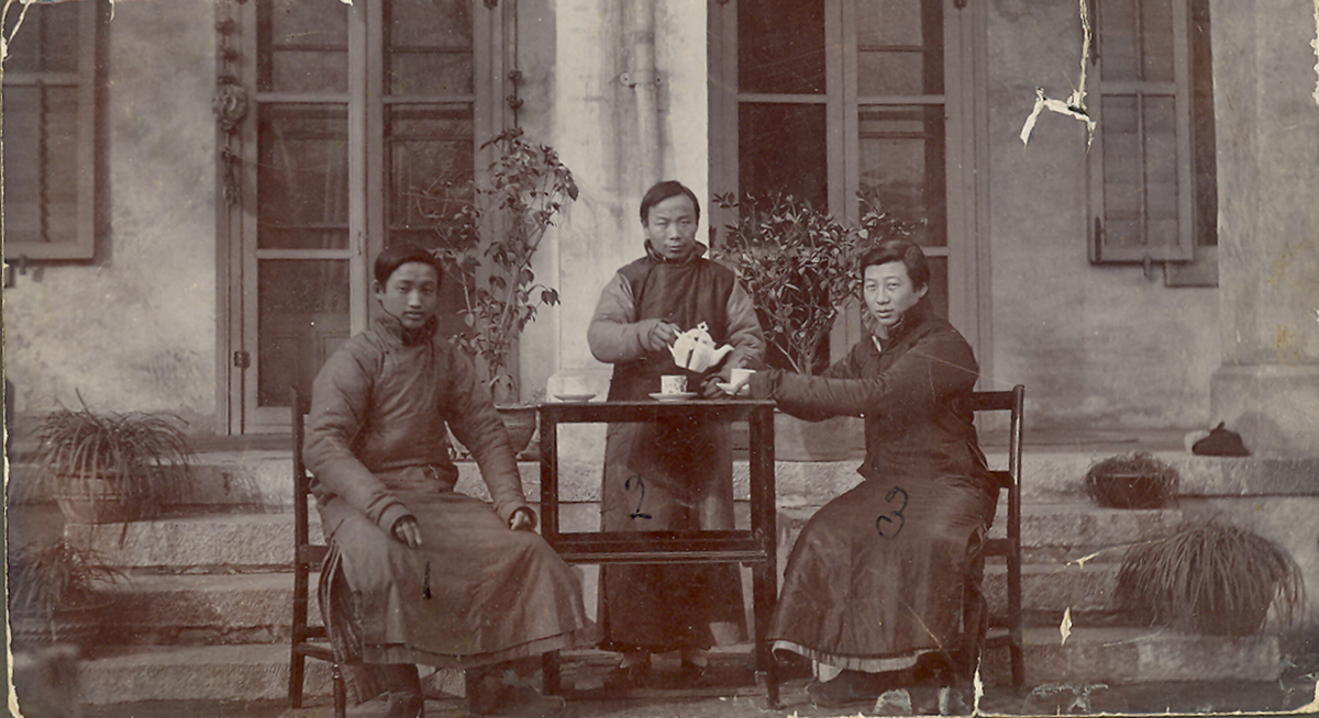 Tre menn.  Bilde tatt i Kina.