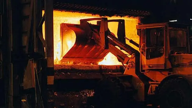 Omsmelting av metall i Holmestrand. Foto: Norsk Hydro.