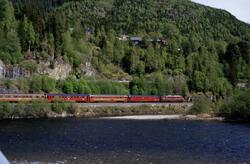 Diesellokomotiv Di 3 med dagtoget fra Trondheim til Oslo S o