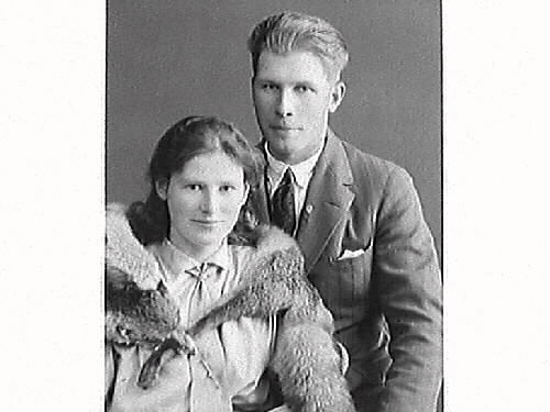 Ateljébilder av ett ungt par eller syskon. Kvinnan bär en rävboa kring axlarna. Sigurd Andersson från Gödastorp, Skreanäs beställde bilden.