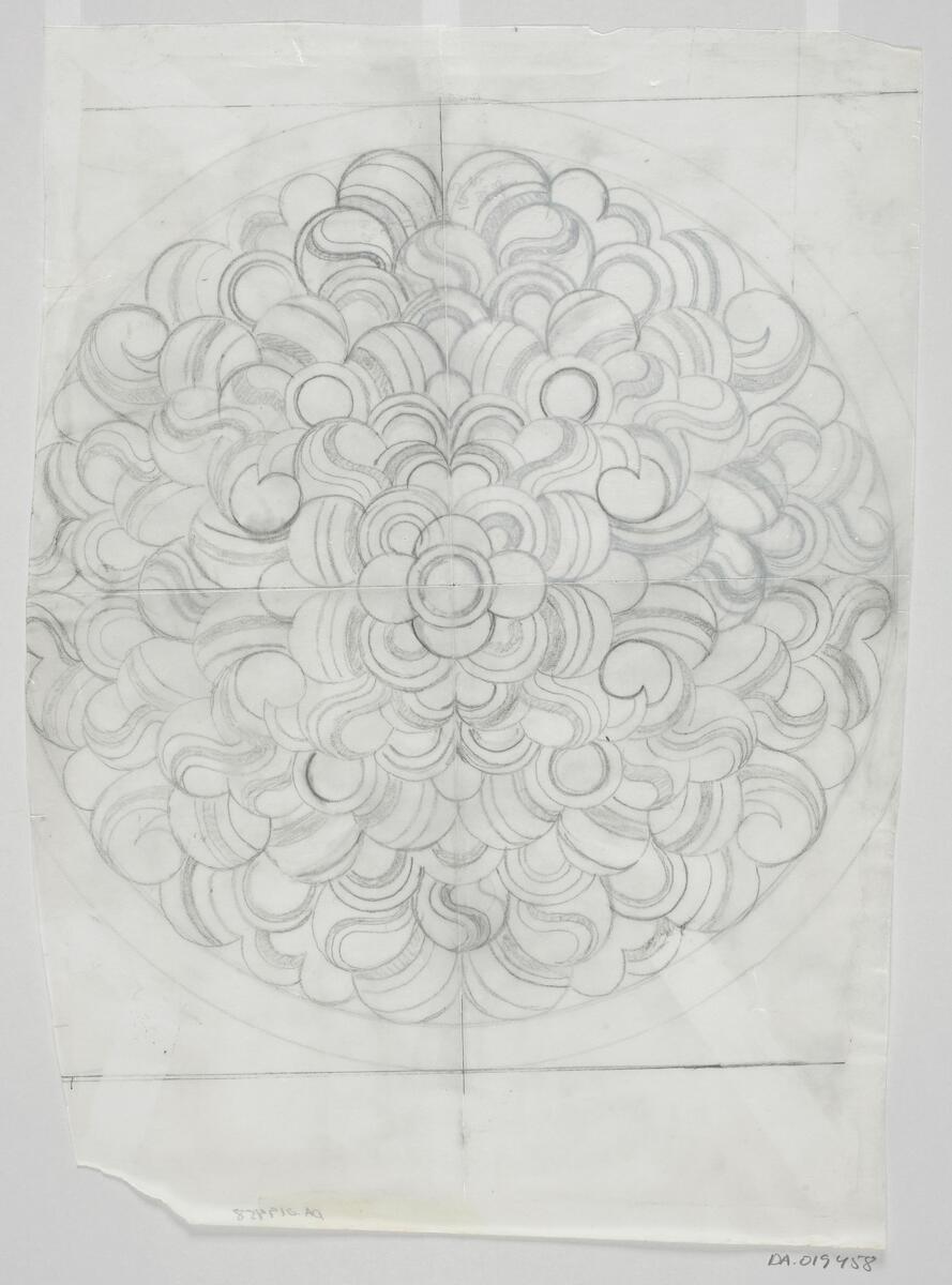 Skiss  till mönster. En rund, blomlik form uppbyggd av cirklar och halvcirlar, en del randiga.|
