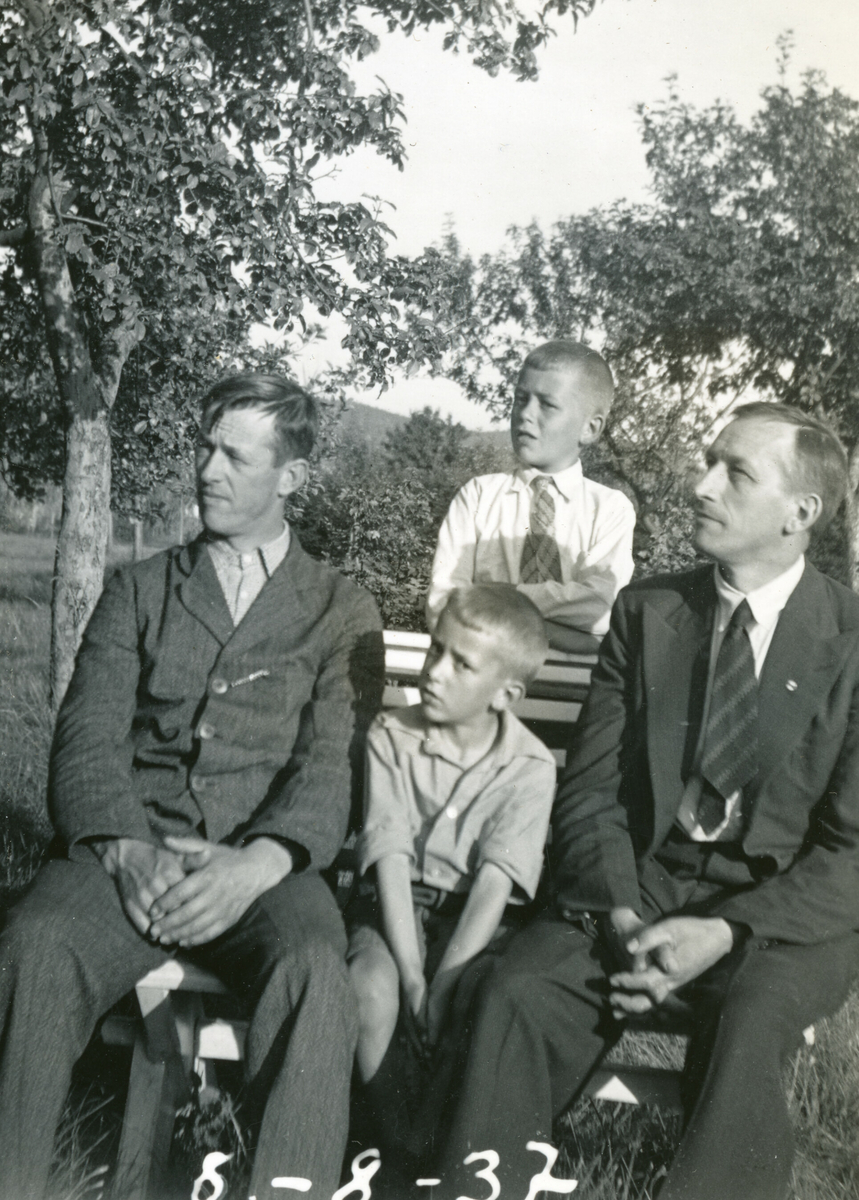 To menn og to gutar på bilde tatt 8.8.1937.