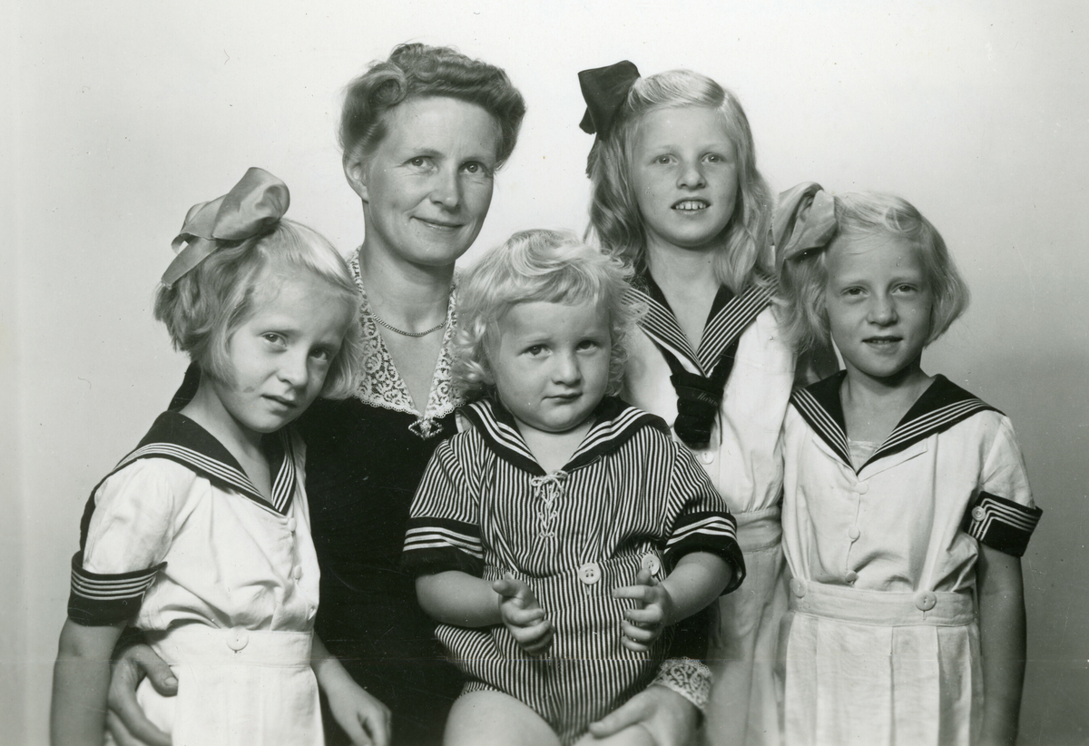 Familiefoto av mor med fire barn.  