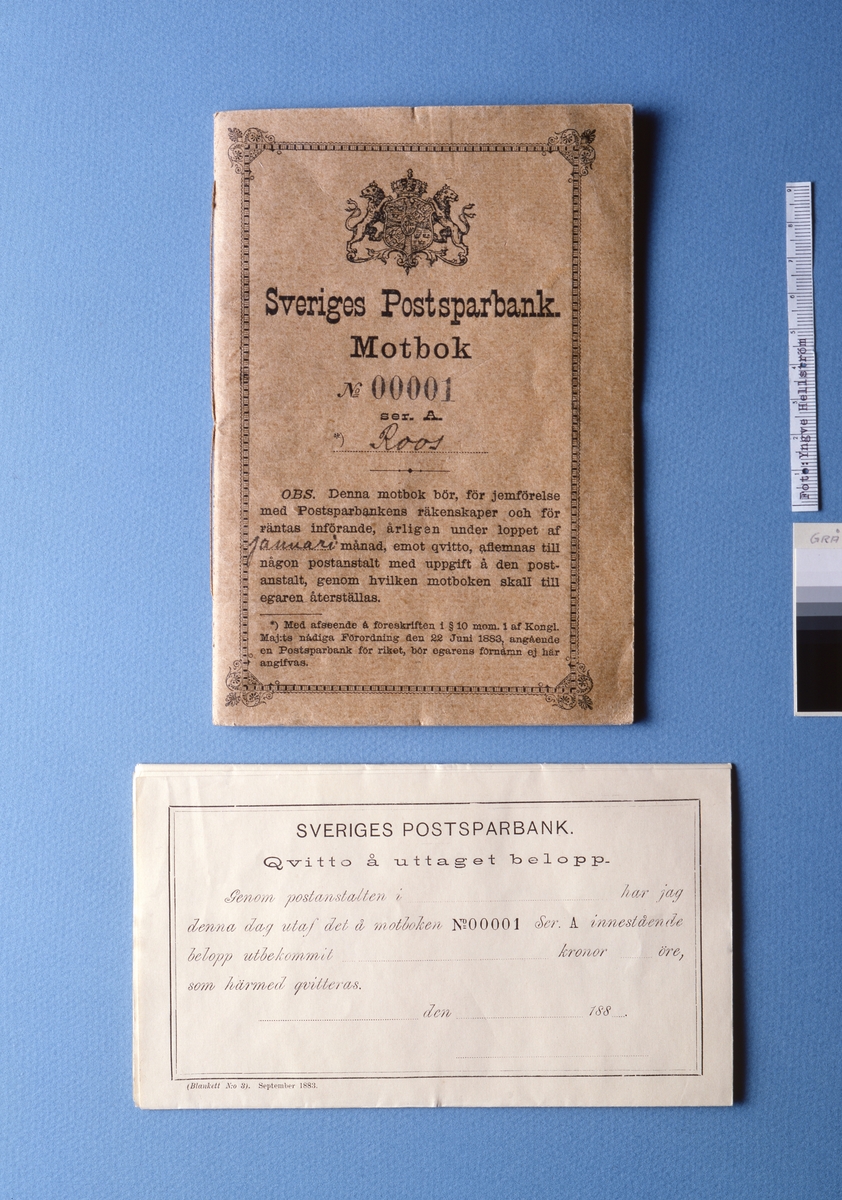 Bokens första omslagssida + blanketthäfte med uttagningskvitton. I
Postmusei samlingar.
