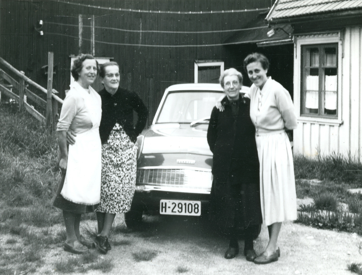 Fire kvinner samla rundt ein bil.  Nr. 2 f.v er Astrid Margrethe Terjesen og helt t. h er Tordis Terjesen.