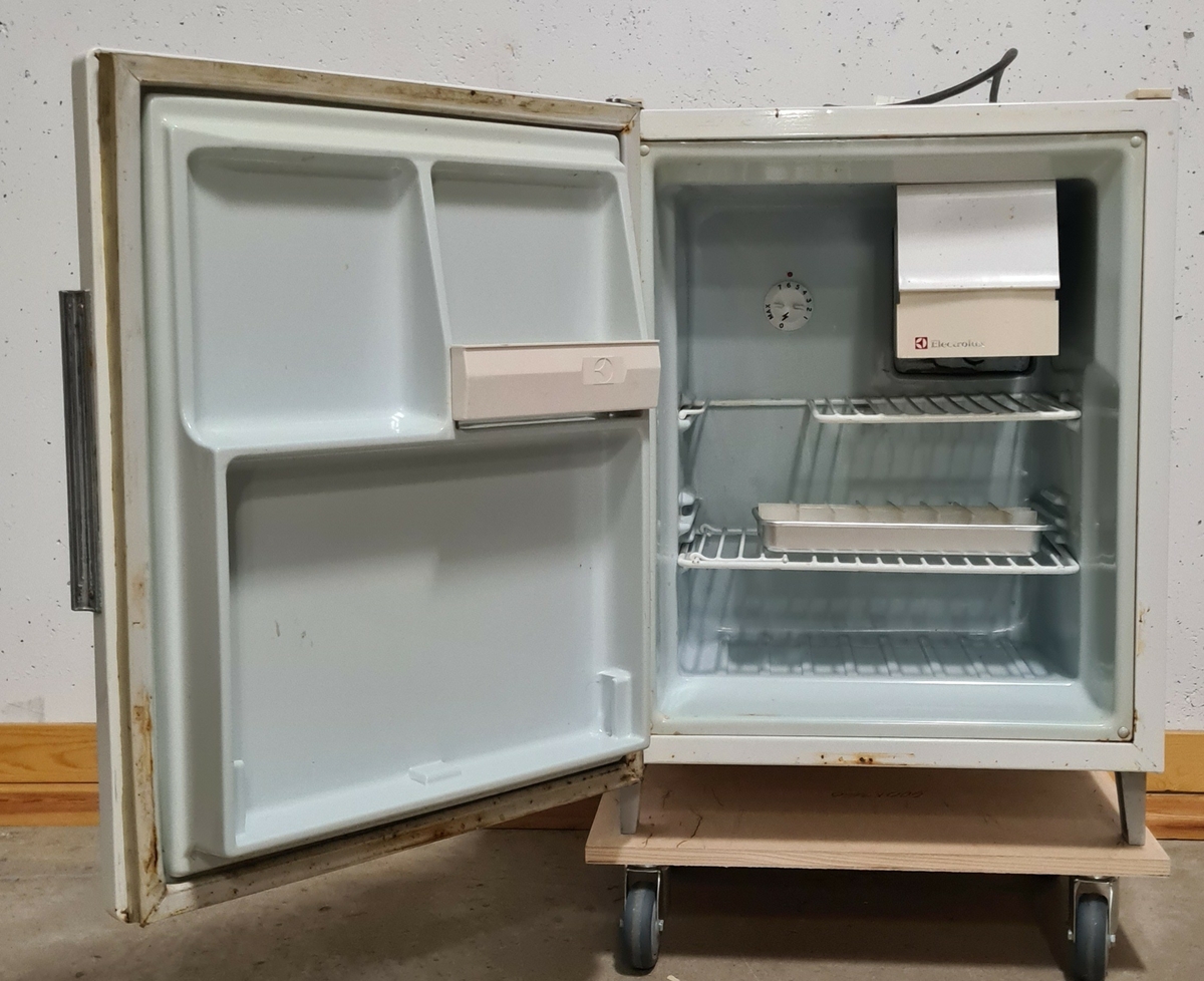 Ett kylskåp som använts i ett personalkök på Älvsborgs Länsmuseum sent 1960-tal till 1986.

Kylskåpet är försett med två hyllor och ett litet frysfack.