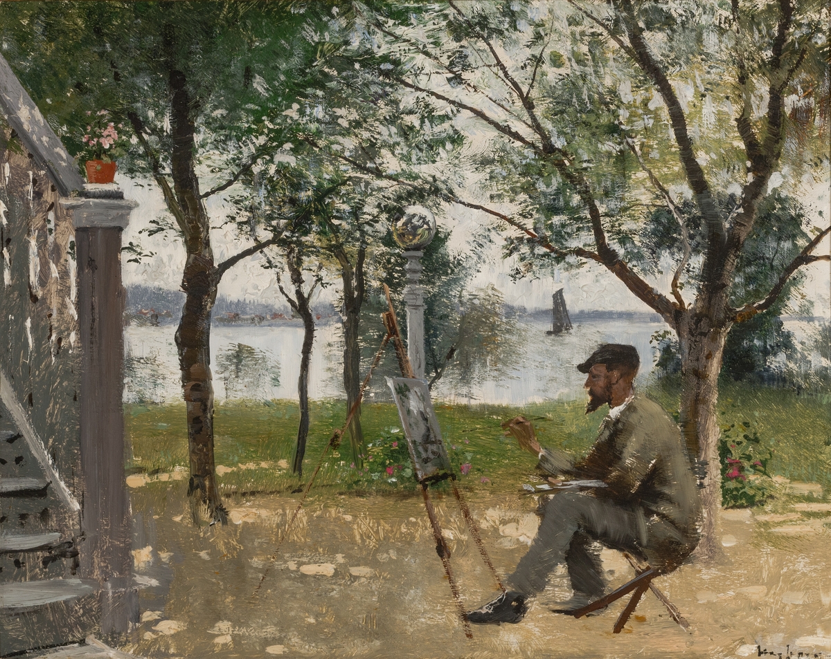 Konstnär sittande vid staffli; till vänster i förgrunden en trappa; i bakgrunden sjö med segelbåt
