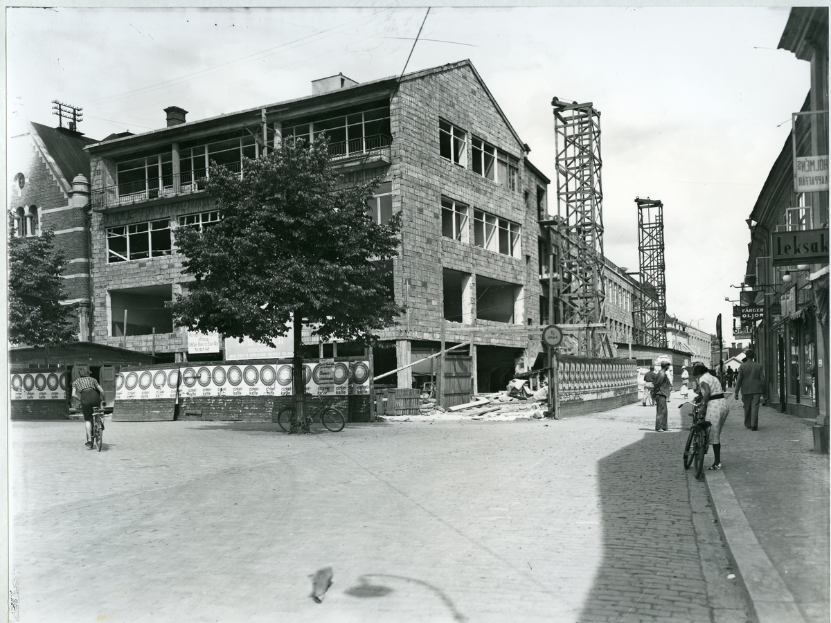 Västerås, Smedjegatan. Konsumhuset vid Stora torget under byggnad. 1937 ...