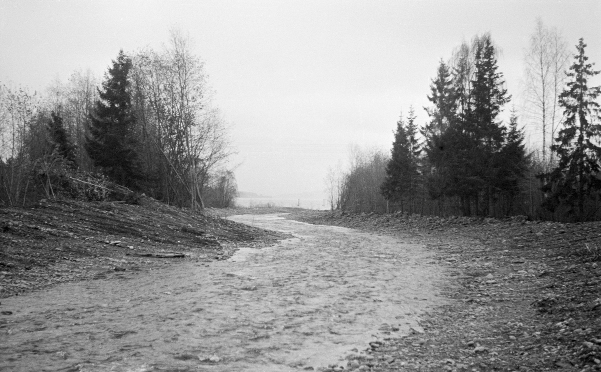 Elva Rindas utløp ved Vingrom i daværende Fåberg kommune. Dette fotografiet skal være tatt i 1951. På dette tidspunktet var elveløpet nettopp «opprensket» ved hjelp av bulldoser slik at det fikk et slakt buet tverrsnitt. Da dette fotografiet ble tatt var det forholdsvis lite vann i elva.

Rinda kommer fra noen tjern sør for Rindåsen, i grensetraktene mellom Vestre Gausdal og Fåberg. Derfra renner den sørover og sørøstover gjennom Saksumsdalen mot Vingrom, hvor elva når Mjøsas vestside, ei snau mil sør for Lillehammer i innsjøens nordende. Rinda er drøyt 2 mil lang og har et nedslagsfelt på 95 kvadratkilometer.