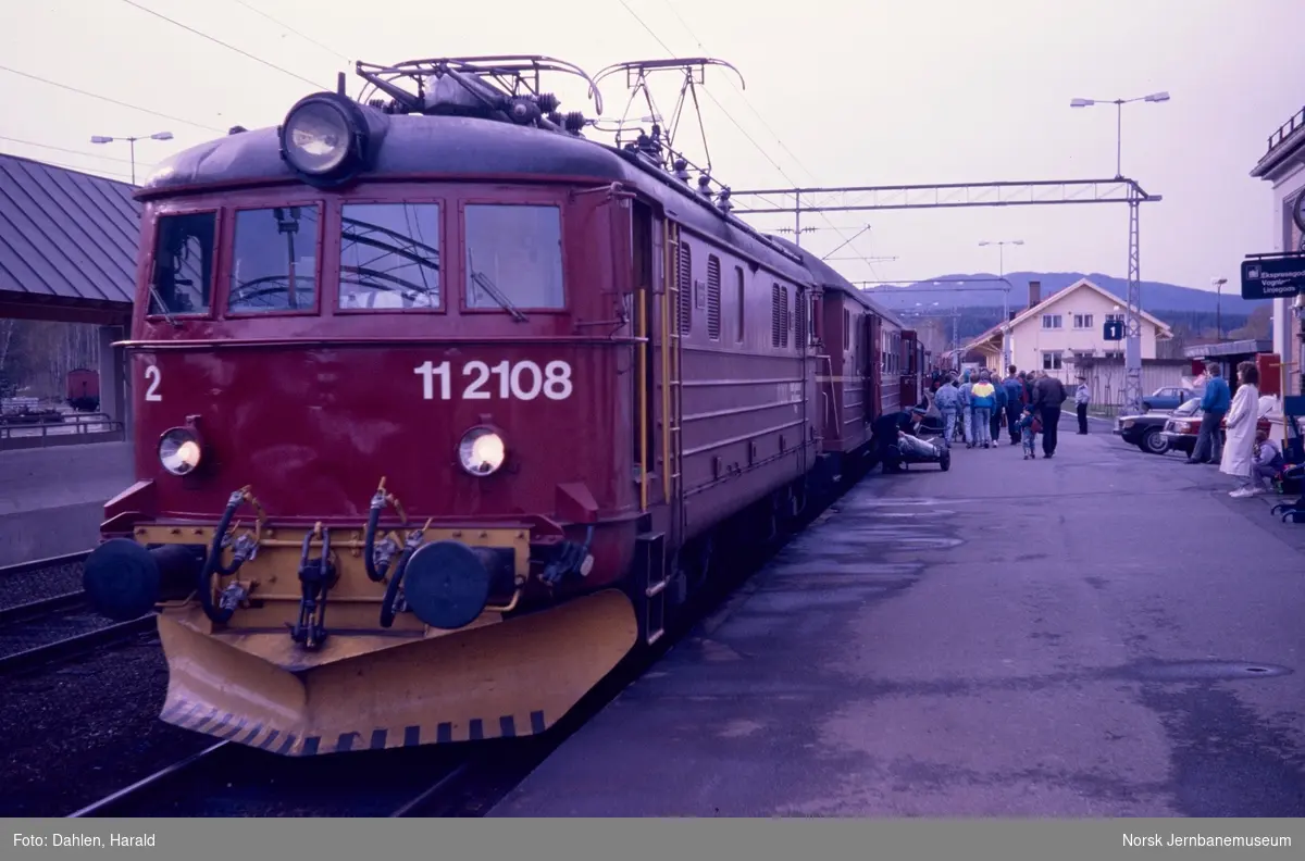 Elektrisk lokomotiv El 11 2108 med persontog fra Bø til Oslo S, tog 502 ...
