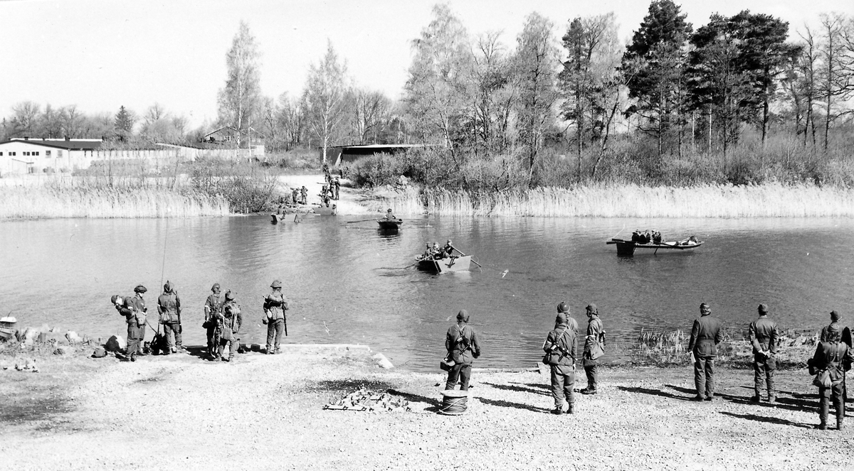 Utbildning i passage av vattendrag 1974

Passage av Eldsundsviken i ö-båt (överskeppningsbåt) med Kasgargaragen i bakgrunden.

OBS. Två bilder