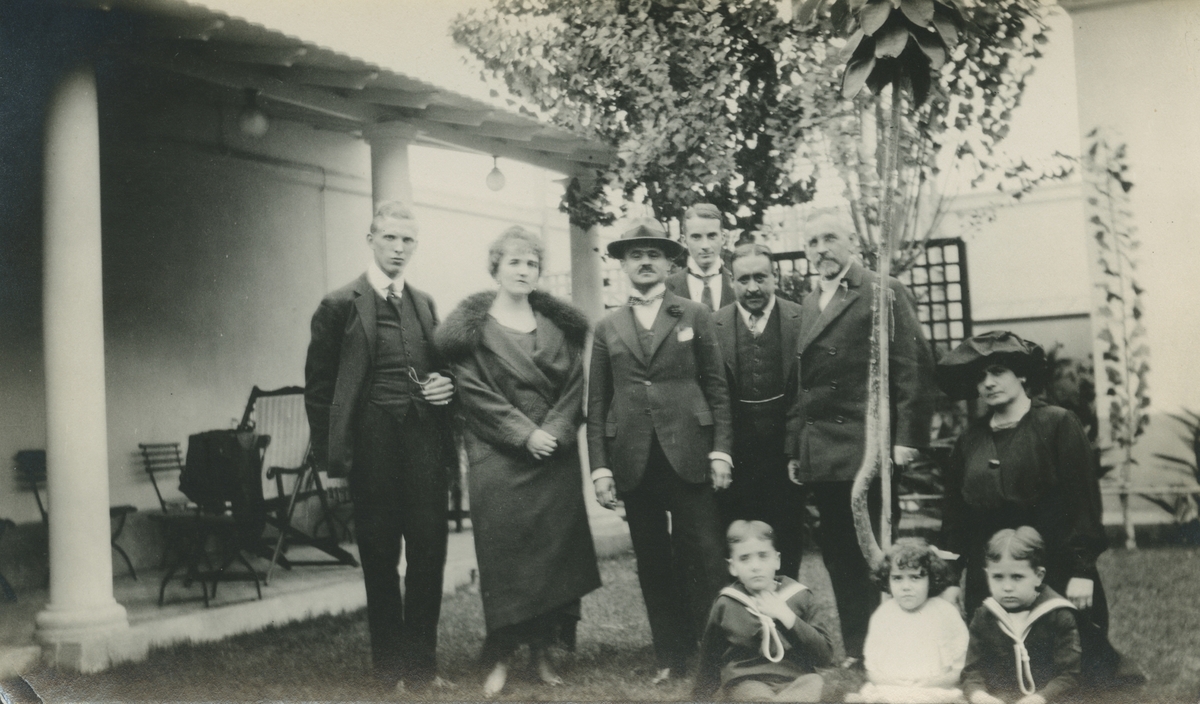 Fotografi från expedition till Peru 1920. Gruppbild med flera av expeditionsdeltagarna. Alla är uppklädda. Mannen längst till höger är Otto Nordenskjöld. Längst till vänster Sten von Rosen. I mitten längst bak står Alan Bäckman