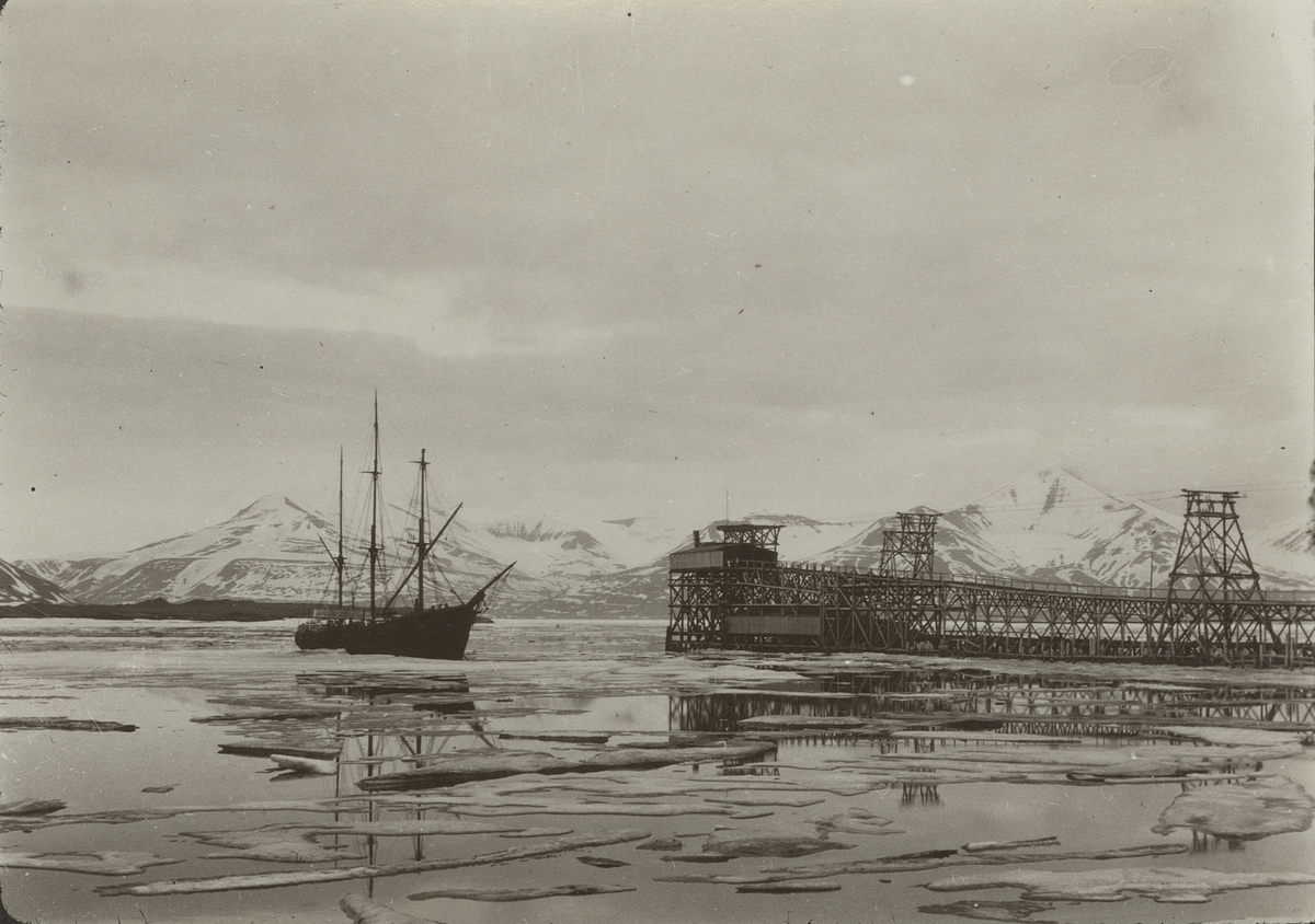 Fotografi från expedition till Spetsbergen. Vy över hav, skepp (troligtvis Braganza) och Sveagruvan.
