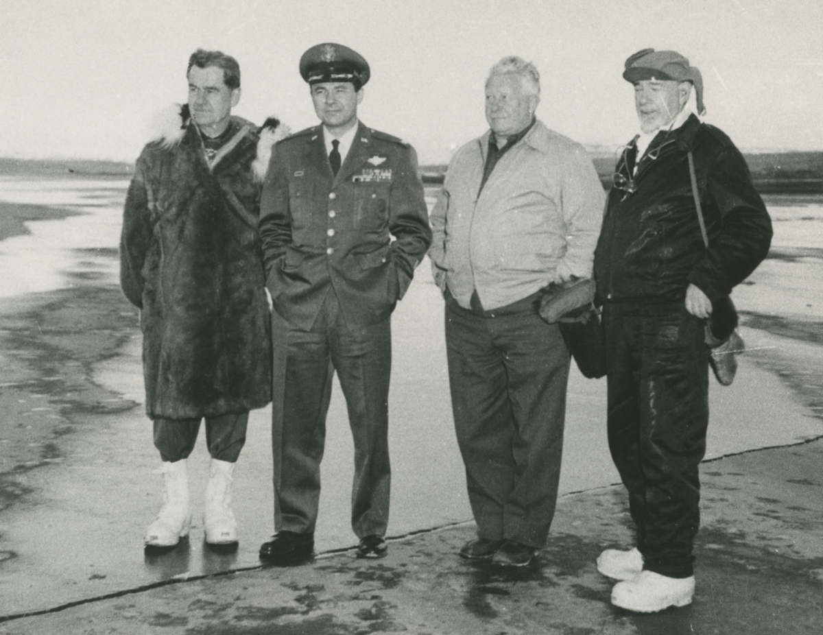 Fotografi från låda märkt Bernt Balchen. Balchen var norsk-amerikansk flygare, polarforskare och militär. Motiv av Balchen och tre andra män. Balchen står näst längst till höger.