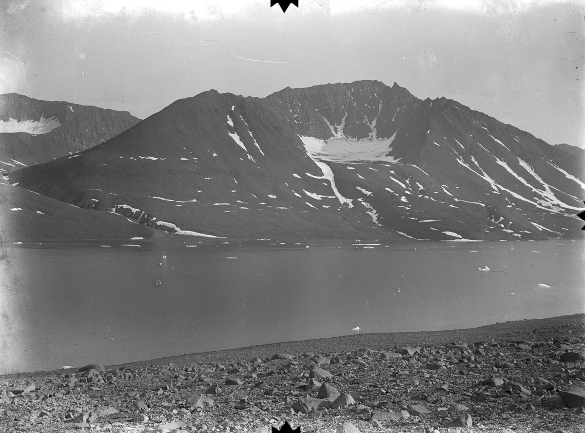 Fotografi från expedition till Grönland. Vy över bergslandskap och flod,
