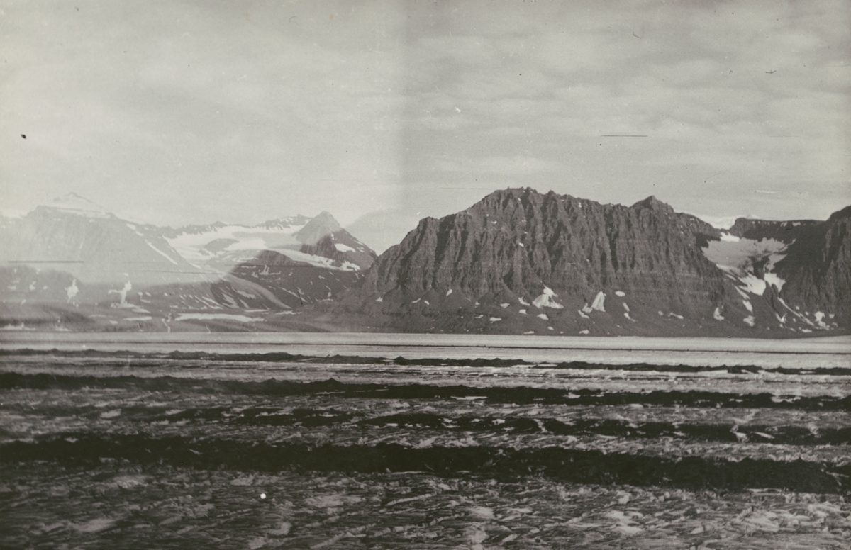 Diverse bilder ur Fred Goldbergs samling. Vy över bergslandskap.