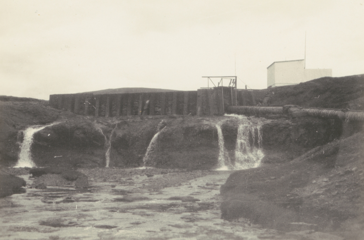 Fotografi från Albin Ahrenbergs resa till Grönland 1929. Motiv av vattendrag på Island.