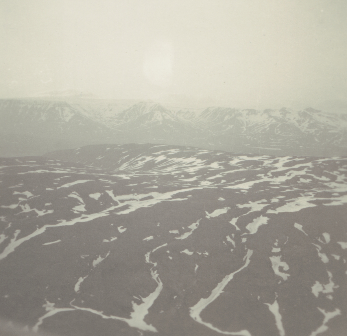 Fotografi från Albin Ahrenbergs resa till Grönland 1929. Vy över snötäckt bergslandskap.