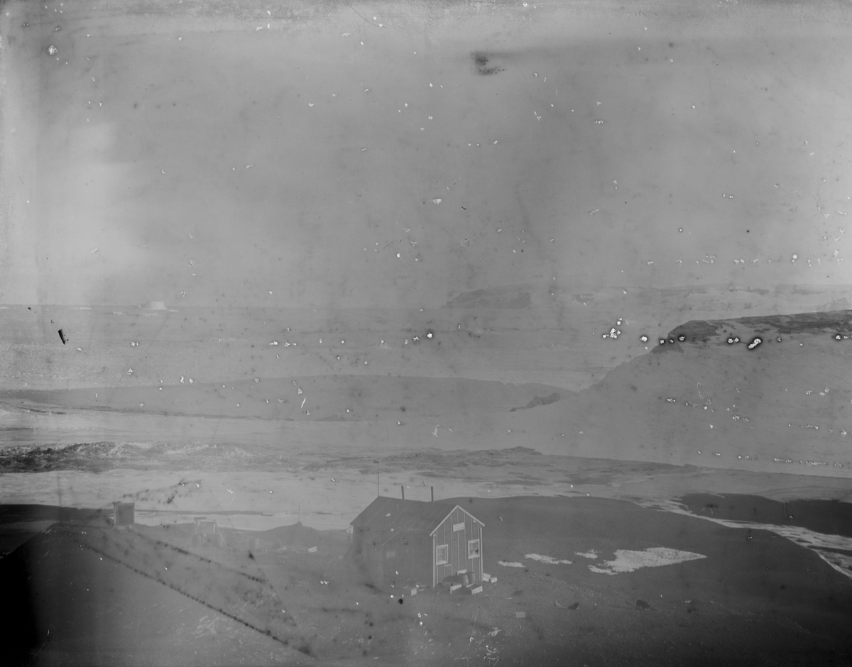 Fotografi från undsättningsexpeditionen med fartyget Uruguay 1903. Vy över hus i snölandskap.