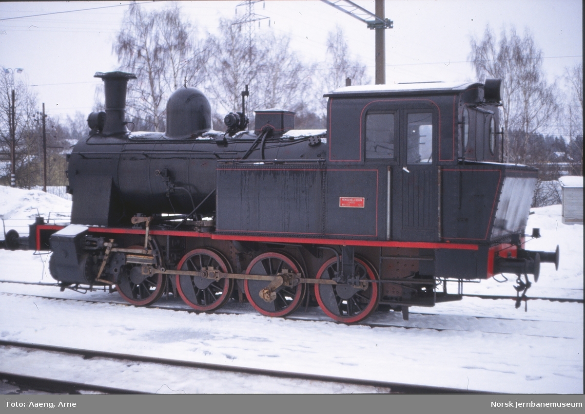 Norsk Hydros damplokomotiv "Menstad" på Ski stasjon, under transport til Dal for hensetting