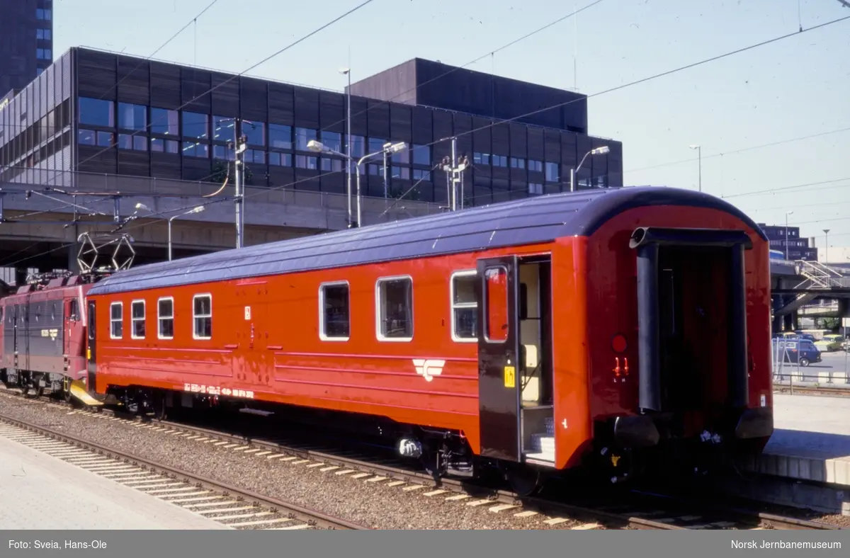 Kombinert person-, reisegods- og konduktørvogn BF 14 21712 på Oslo Sentralstasjon