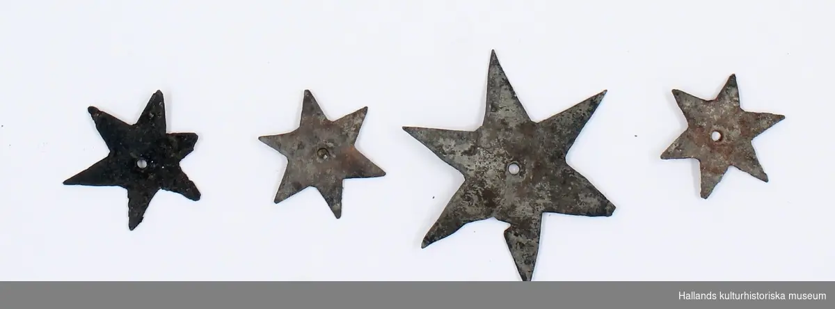 Föremål som hittats i kyrkogrunden eller i en grav. Föremålen förvarades tidigare i kuvert med nummer och beskrivning. 

1: Kopparsbeslag 4 st. i form av stjärnor. Kuvertets text: "Kopparstjärnor som utgjort dekor på locket till en barnkistan. (1830-talet)". Stjärnorna är 40, 28 och 25 mm i diameter.

2: Koppartråd, böjd till cirkelform. Föremålet är kraftigt ärgat. Kuvertets text: "2682 Koppartråd Kyrkogrunden Koret ". Det sista ordet något svårt. Tjockleck: 1 mm. Uppskattad längd: 210 mm. 

3: Knappfragment, 2 st. Kraftigt fragmenterade. Kuvertets text: "7.11.59 2680:1-2 Grav 9 2 st knappfragment". 

4: Knappfragment. Ärgat. Kuvertets text: "2676 Kista 3 Knapp". L: 10 mm. H: 9 mm.

5: Knappfragment. Ärgat. Rest av fästanordning, ögla eller stolpe, finns kvar. Kuvertets text: "2683 Knappfragment Koret" Det sista ordet är något svårt att tyda. L: 19 mm H: 19 mm.