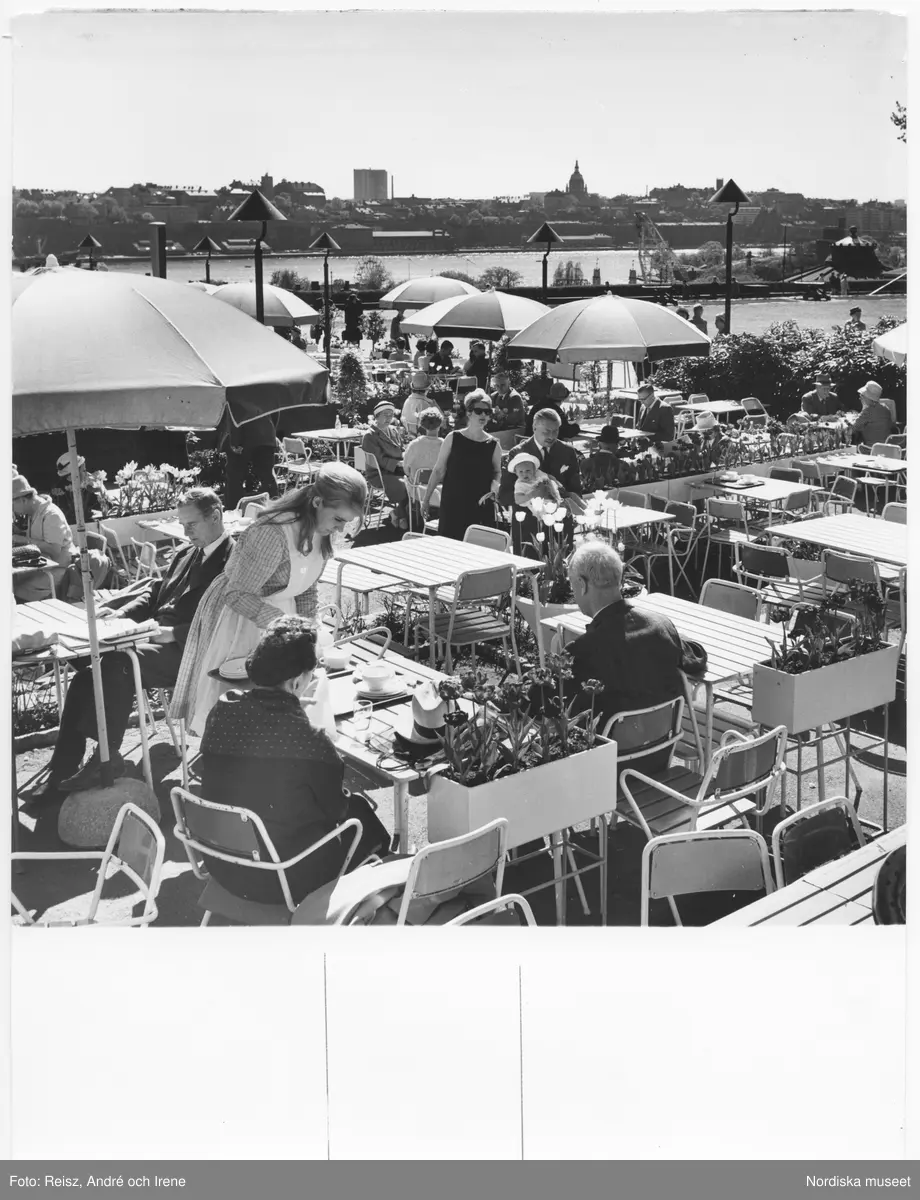 Stockholm. Solliden på Skansen, bord med gäster och uppfällda