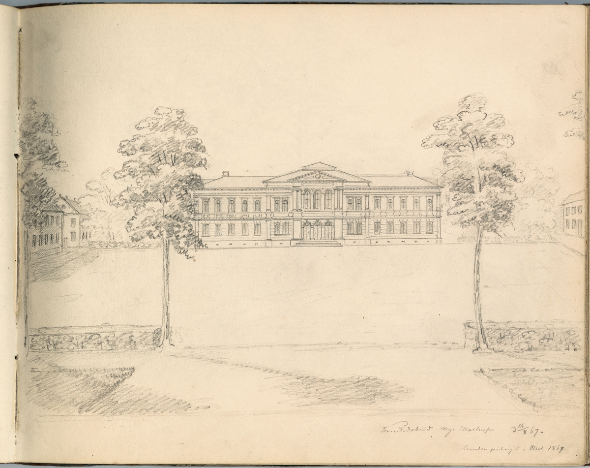 Blyertsteckning:  Framtidsbild Nya Skolhuset 16/8 67 Grunden påbörjad i Nov. 1867.

Ur ett halvfranskt band med blyertsteckningar och akvareller.