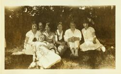 Seks unge kvinner, blant dem Lucy Egeberg, og én mann, Fritz