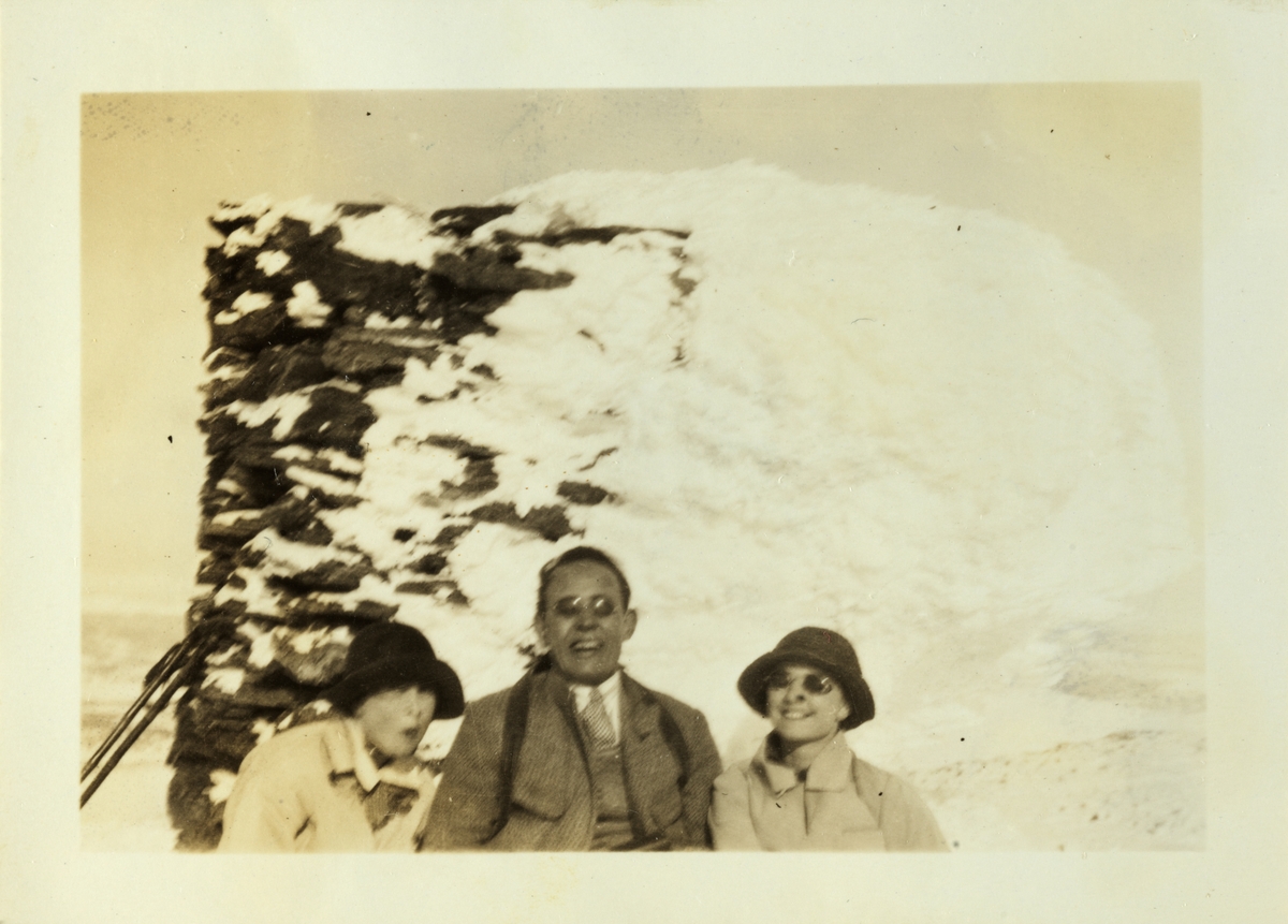 Mimi Egeberg, Erling Bredal og Lucy Egeberg ved varden på toppen av fjellet Ruten ved Fefor. Fotografert påsken 1926.