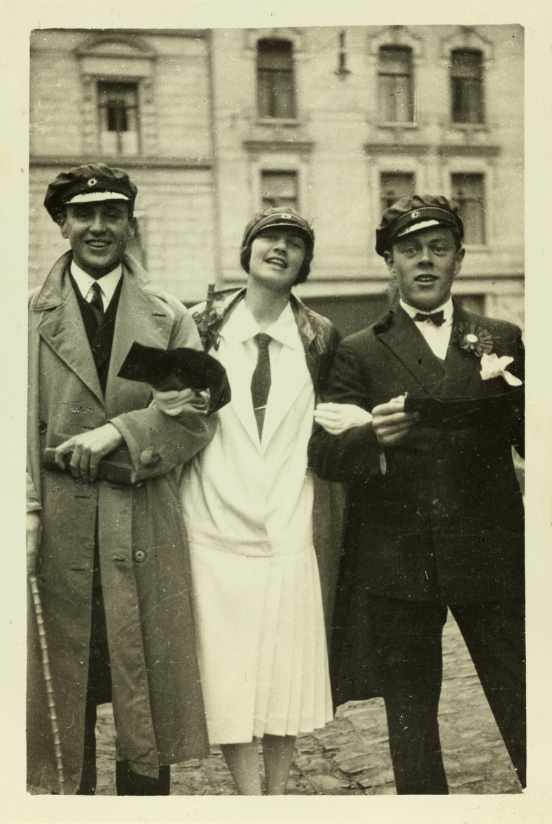 Russen Georg Graff-Wang, Lucy Egeberg og Thomas Sandborg feirer !7. mai i Oslo. Fotografert 1926.