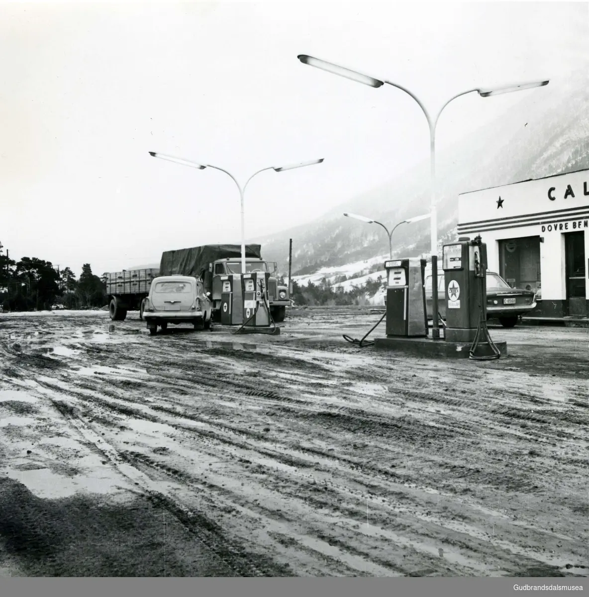 Uteområdet ved Caltex-stasjonen på Dovre (senere Texaco/yX) på 1960-tallet før det ble lagt fast dekke på området.