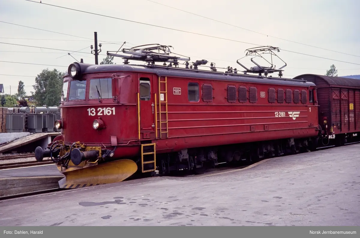 Elektrisk lokomotiv El 13 2161 med persontog til Oslo S på Bø stasjon ...