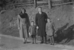 Familien Asheim på søndagstur. 1931.
Fru Magnhild Asheim, sk