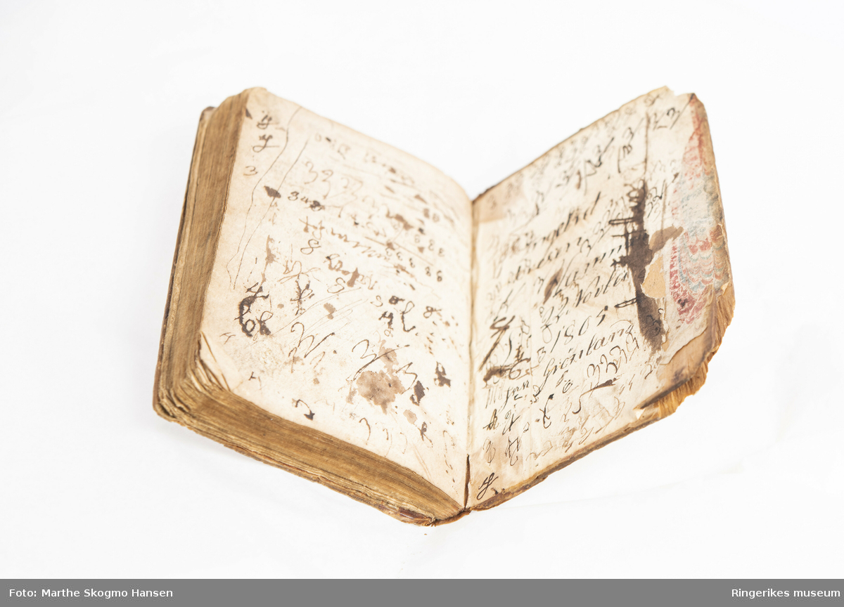 Den troende Kiærlighed. Trykket i københavn i 1702. Liten bok med 143 sider. Skriblerier på innsiden av begge permer. Trepermer dekorert med mønstret papir.