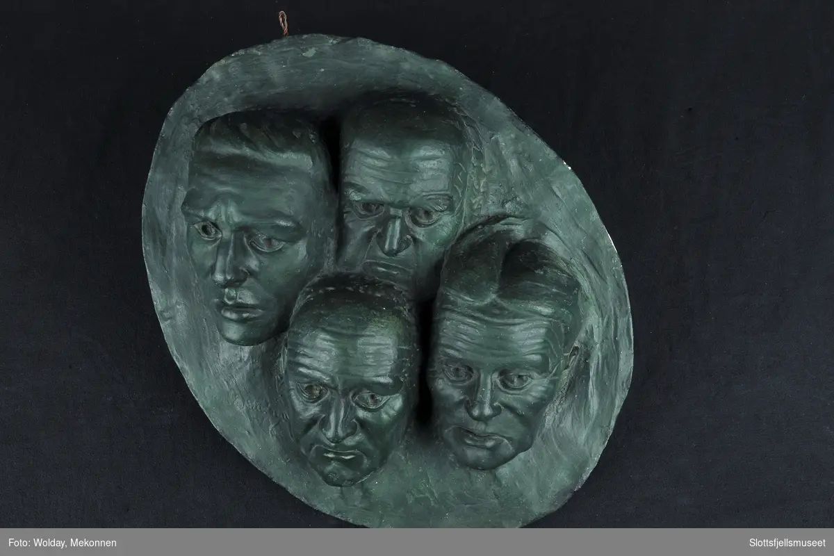 Gipsplate med motiv av fire ansikter