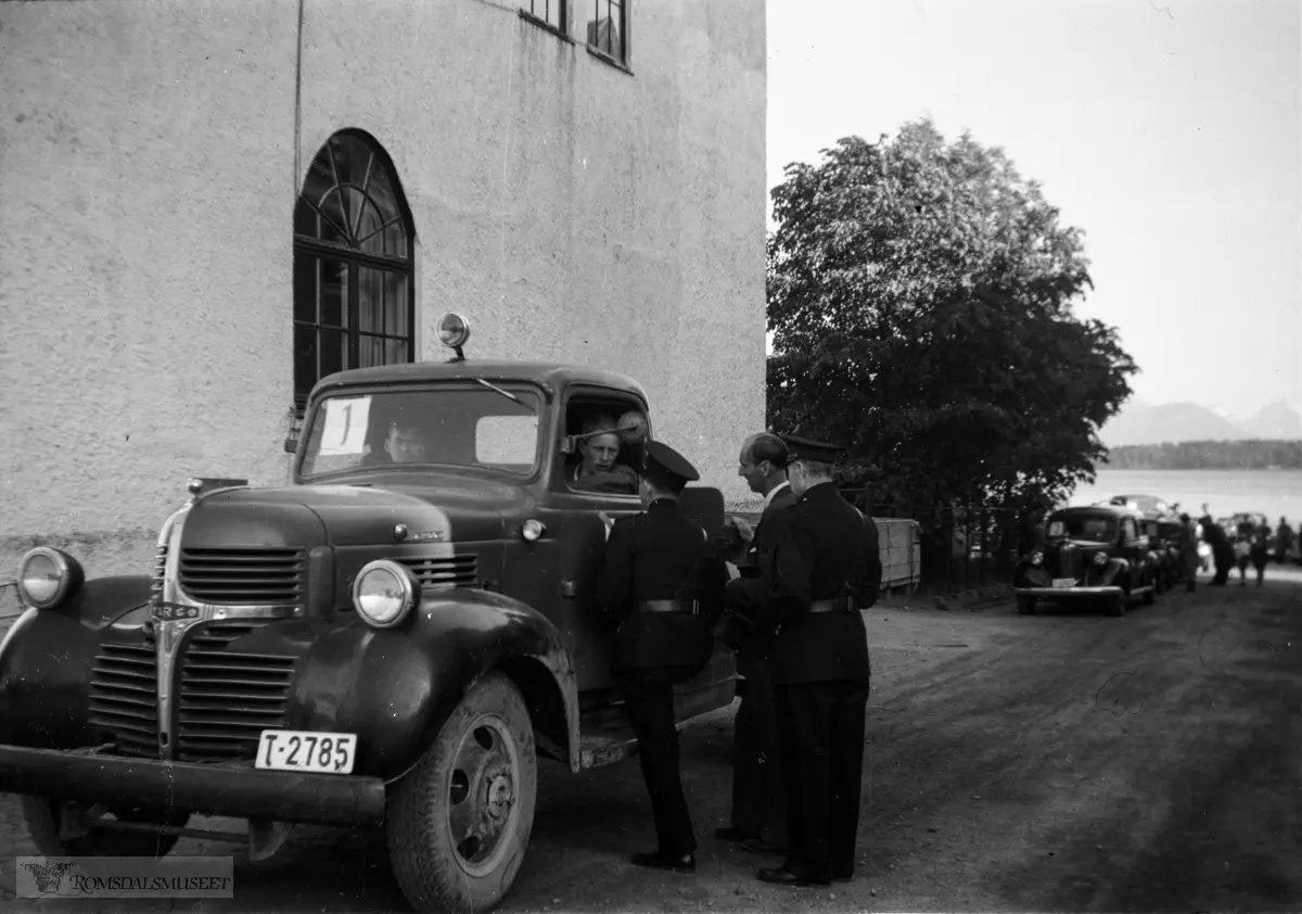 "M.A sitt humanitetsløp i 1948?".Lastebilen er en Dodge 1946-47 mod.