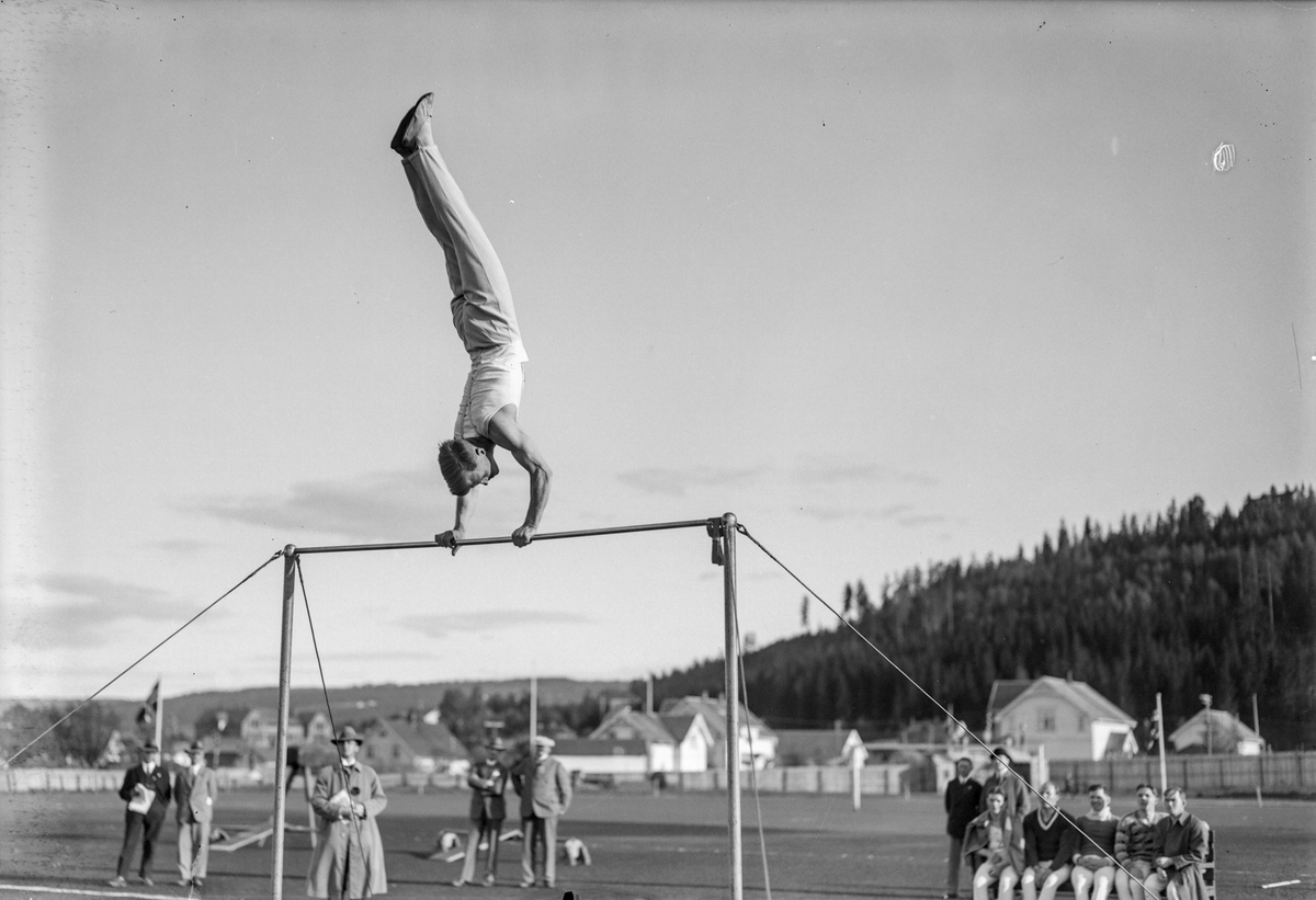 Turnstevne på Gjøvik 10-14. juni 1931. Bilder fra Idrettsplassen og fra opptog fra Storgata og kaien.