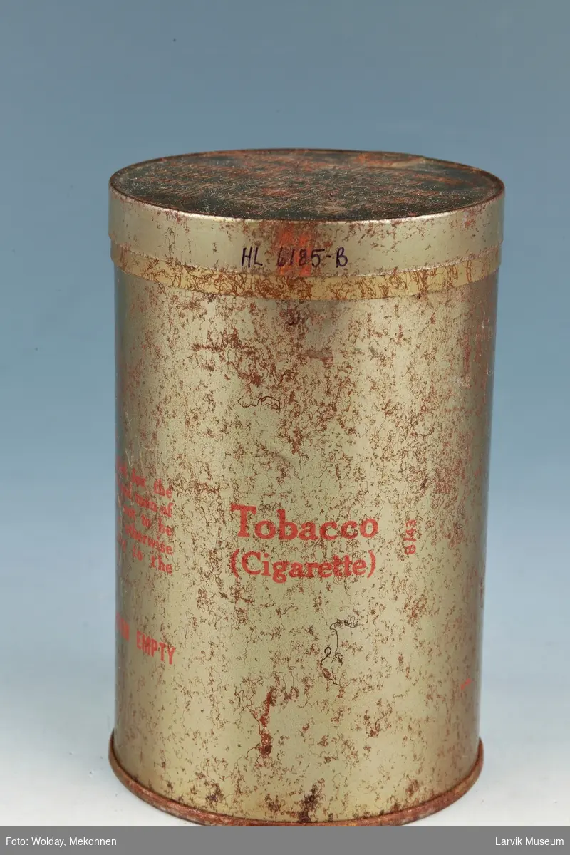 Rulle-tobakk til cigaretter brukt i marinen. Engelsk tekst på lokk er preget inn. Rød tekst på siden