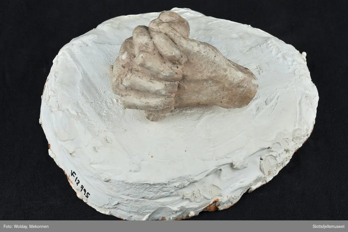 Skulptur av foldede hender