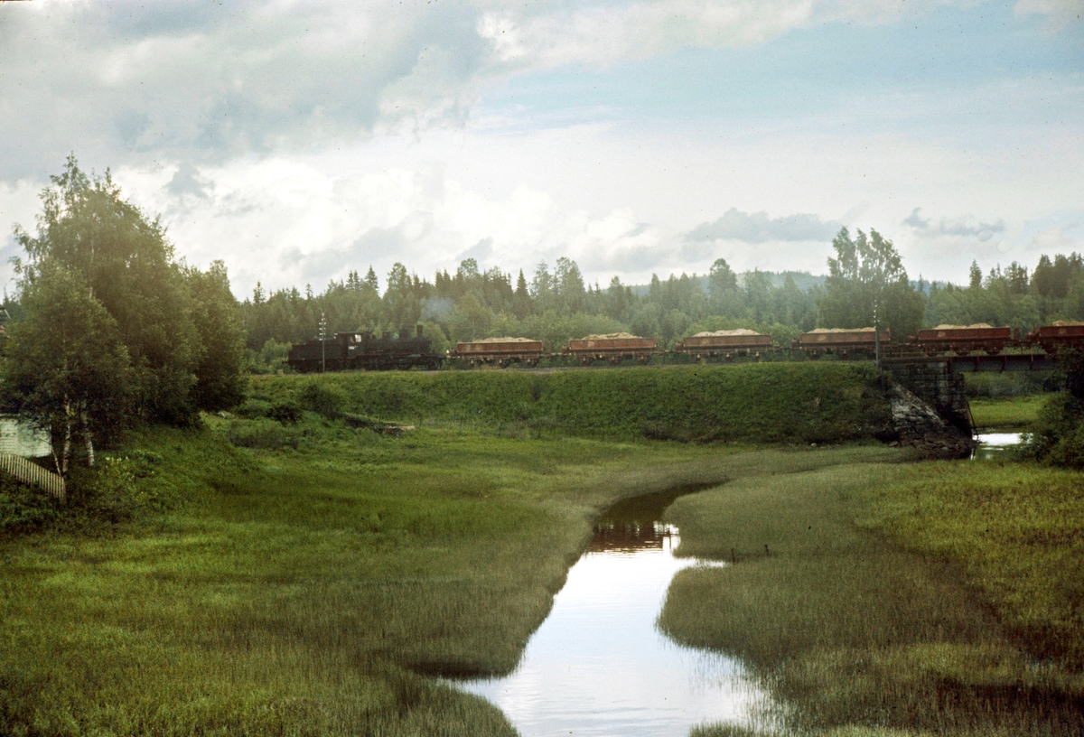 Damplokomotiv type 27a nr. 248 med grustog på Solørbanen