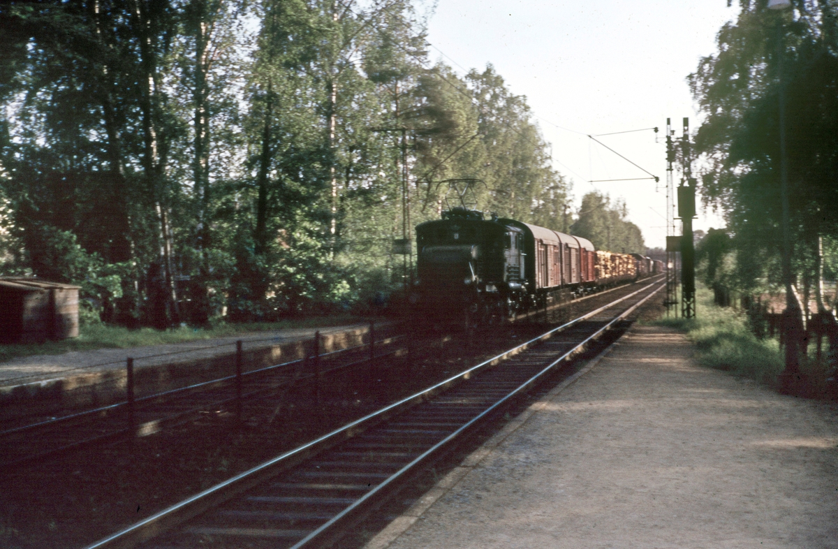 Elektrisk lokomotiv El 1 med godstog til Filipstad ved Myra holdeplass på Drammenbanen