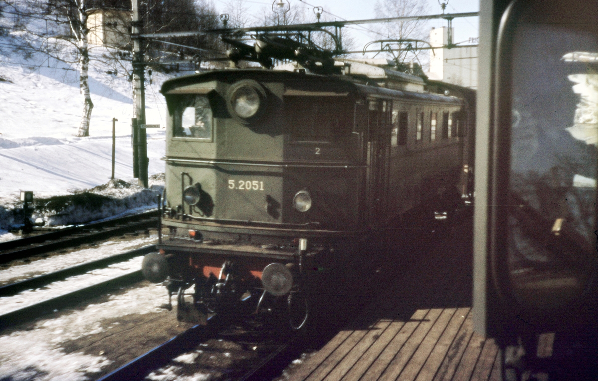 Elektrisk lokomotiv El 5 2051 med godstog retning Oslo på Eidsvoll stasjon