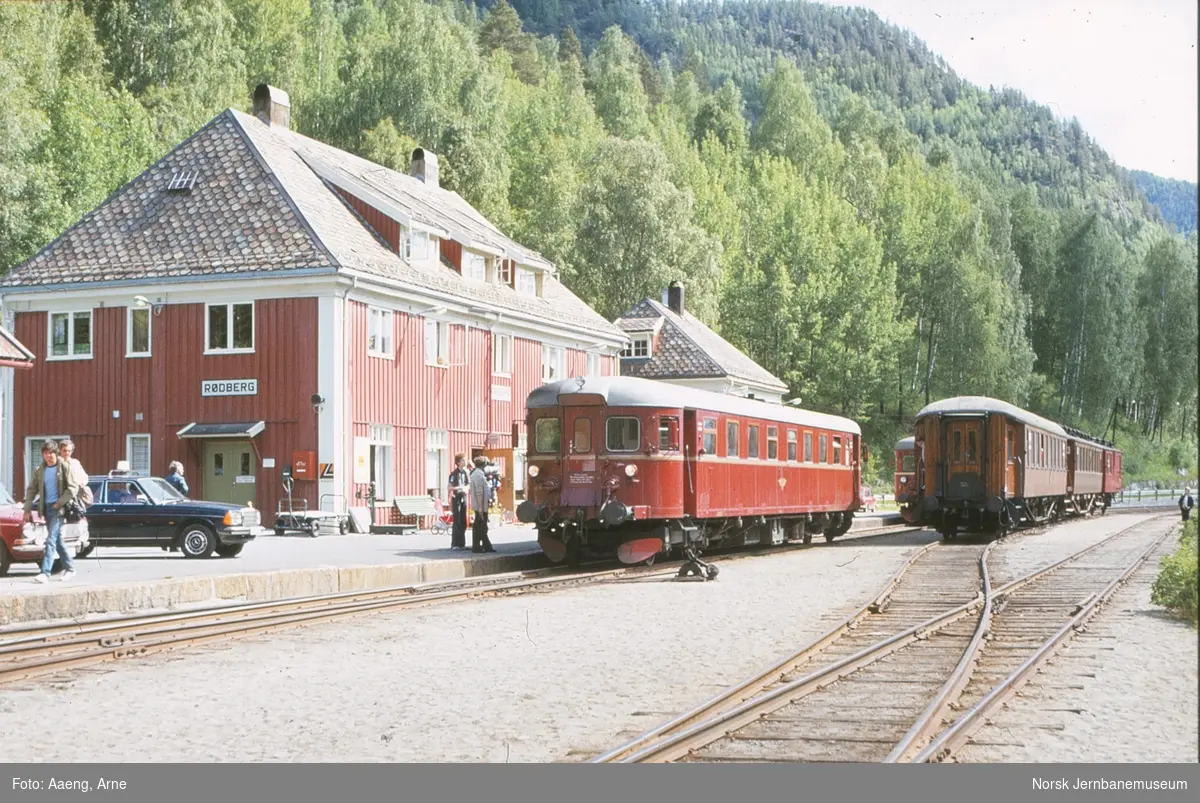 Dieselmotorvogn BM 91 07 med persontog til Kongsberg på Rødberg stasjon ...