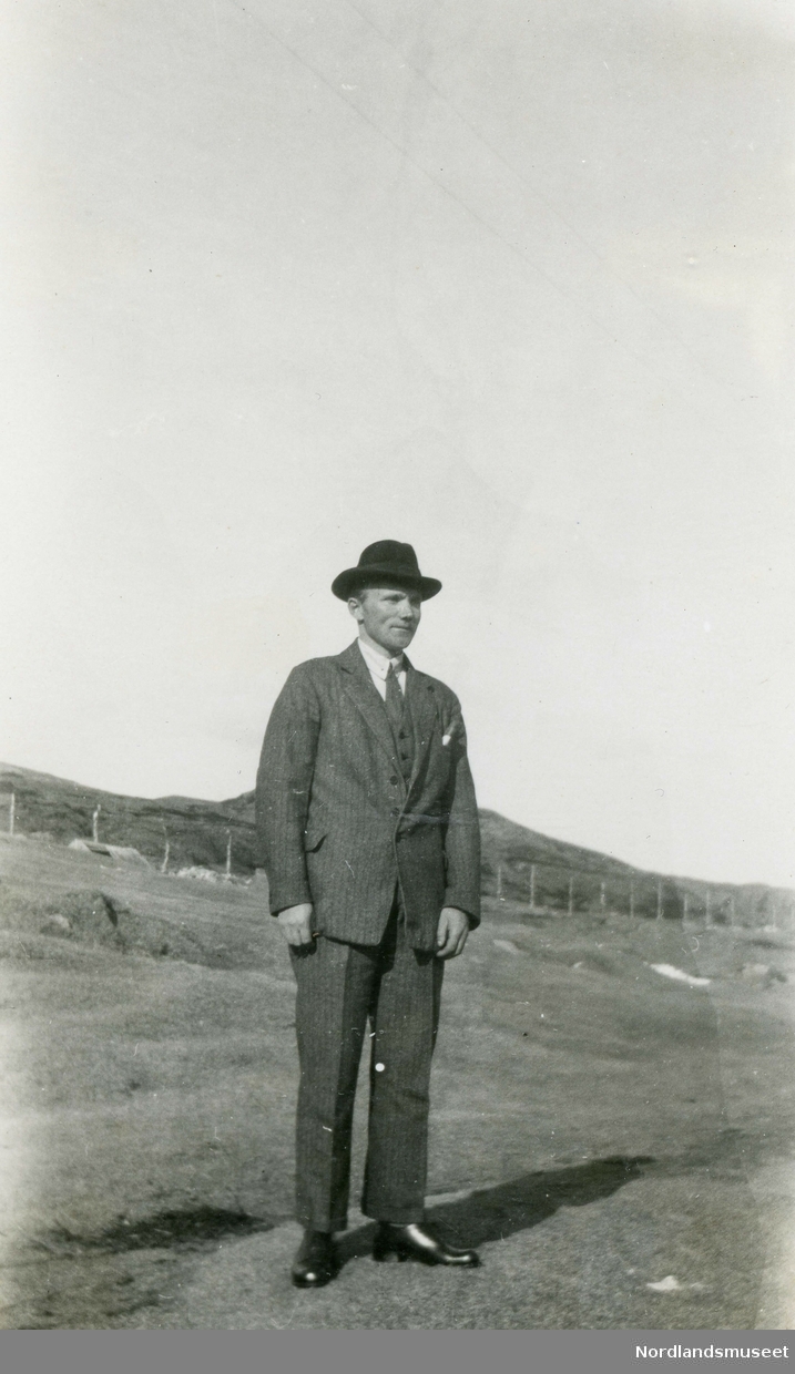 Bilde av mann med dress og hatt. Wilhelm Gustav Adolf Kristensen (f. 04.07.1903) fra Sollia i Skotsfjord i Steigen.