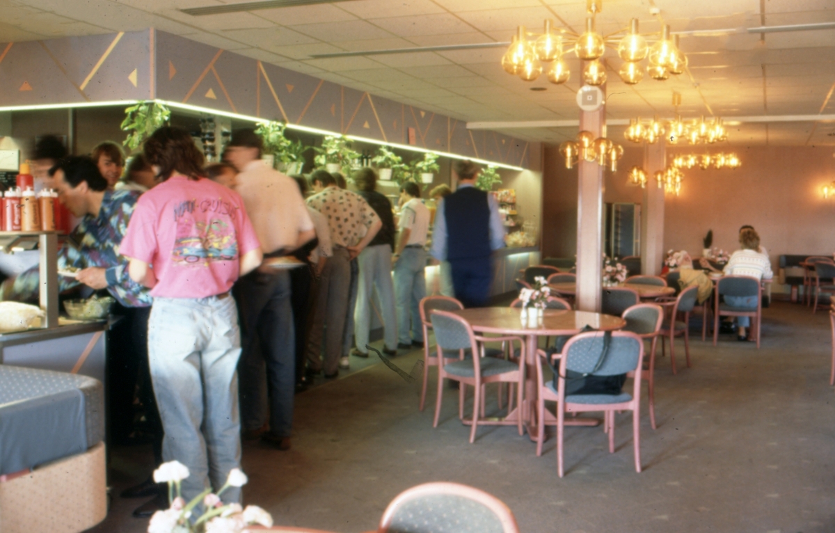 Interiör från Motell Filbyter i Tallboda på 1990-talet. Kö till serveringen. Restaurang. Motell. Bilder ur Motell Filbyters arkiv.