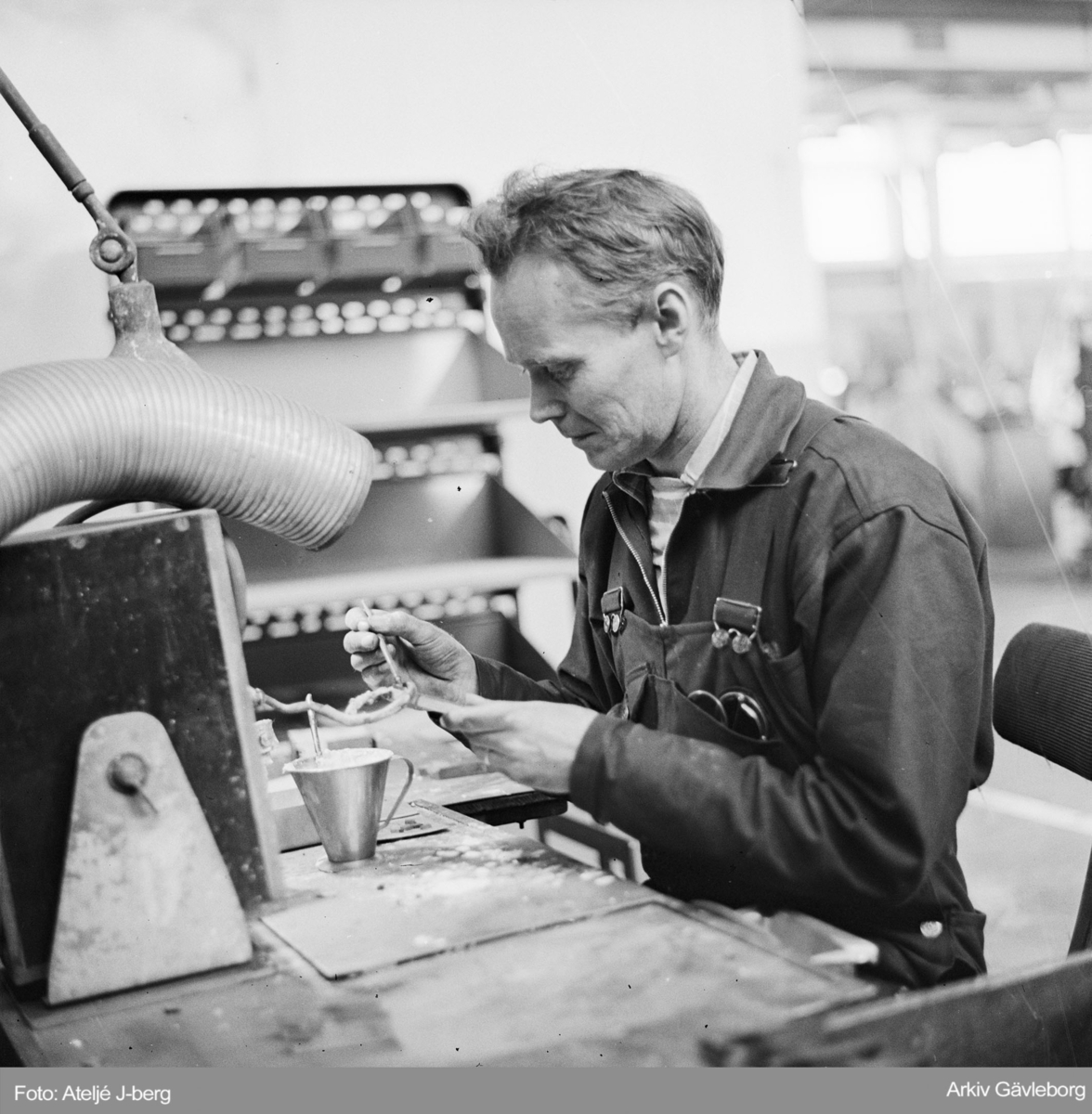 Wilhelm Haglund på Coromant fabriken i Sandviken, 1959.