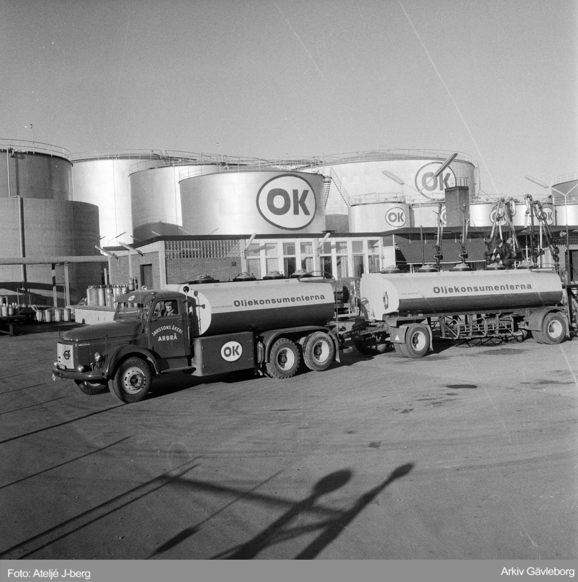 Janssons åkeri i Arbrå är tankbil för OK, 1960.