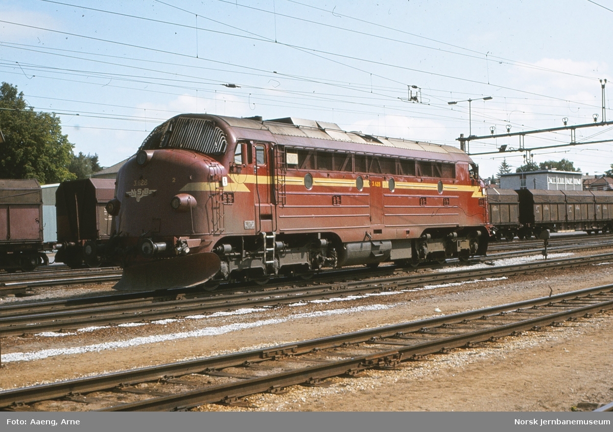 Diesellokomotiv Di 3 628 på Hamar stasjon